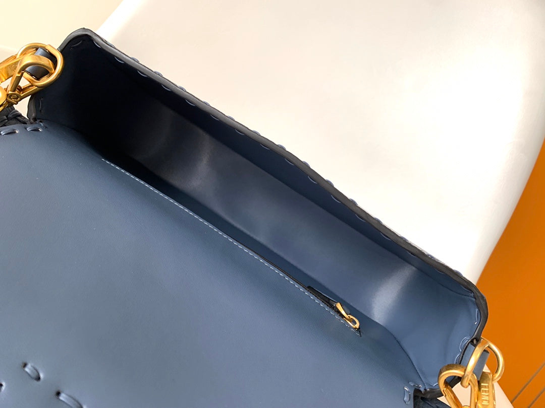 Sac Fend Baguette 27 en cuir de veau bleu GHW 