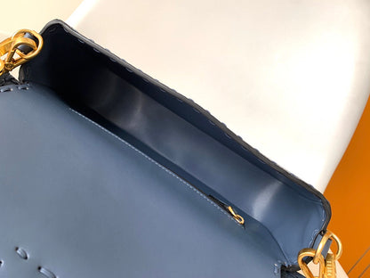 Sac Fend Baguette 27 en cuir de veau bleu GHW 