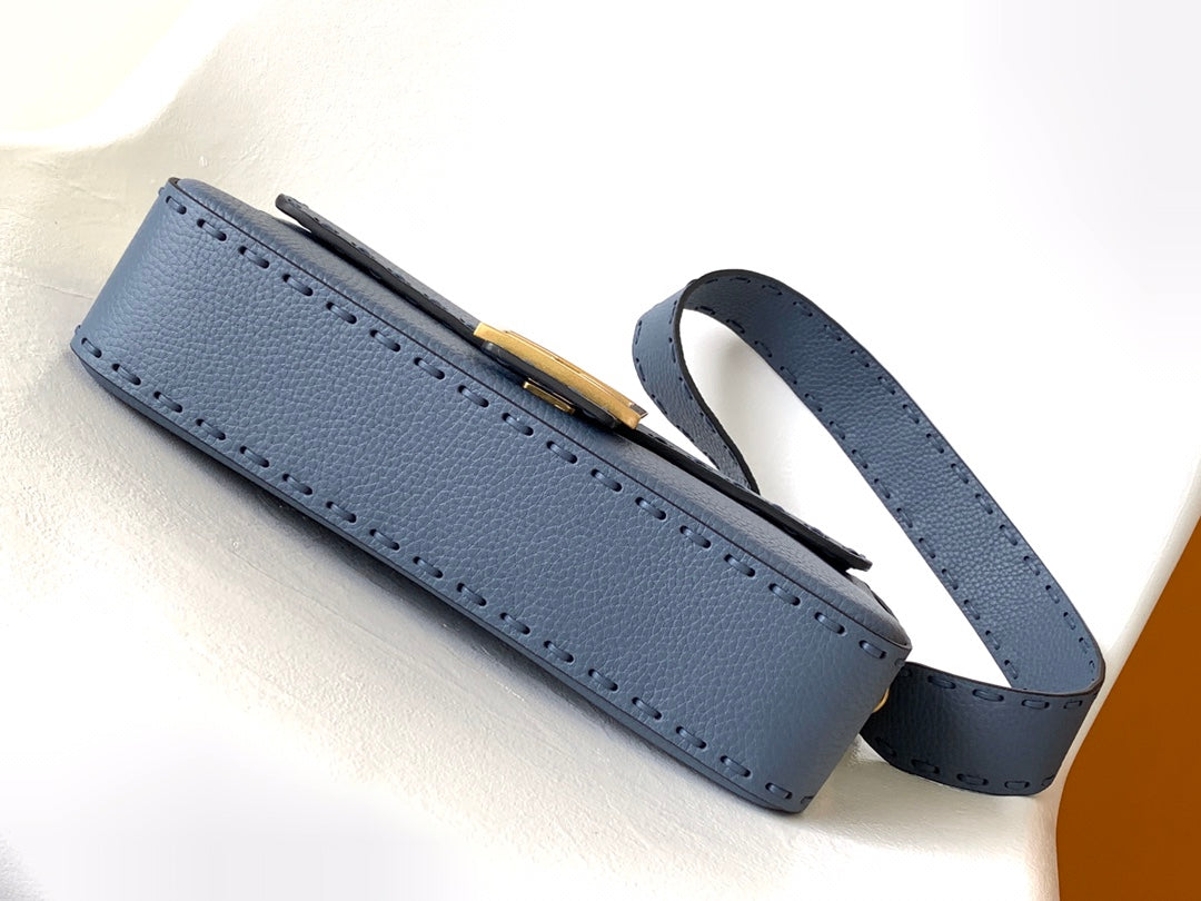 Sac Fend Baguette 27 en cuir de veau bleu GHW 