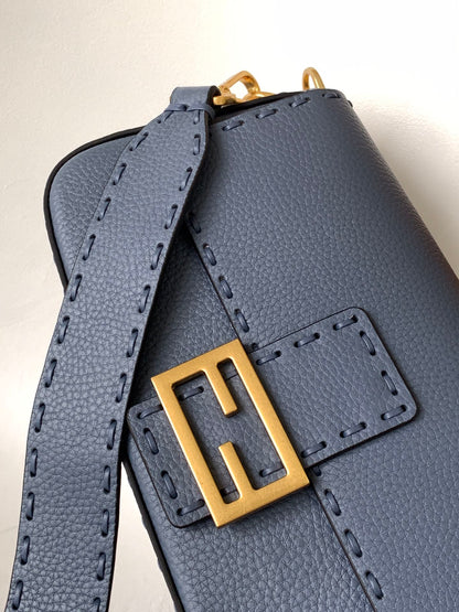 Sac Fend Baguette 27 en cuir de veau bleu GHW 