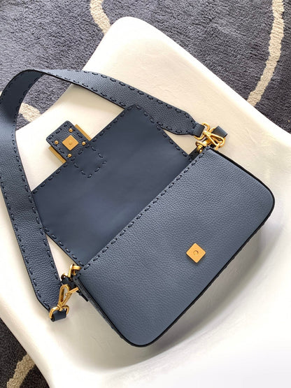 Sac Fend Baguette 27 en cuir de veau bleu GHW 