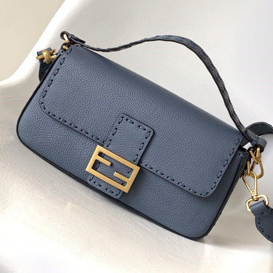 Sac Fend Baguette 27 en cuir de veau bleu GHW 
