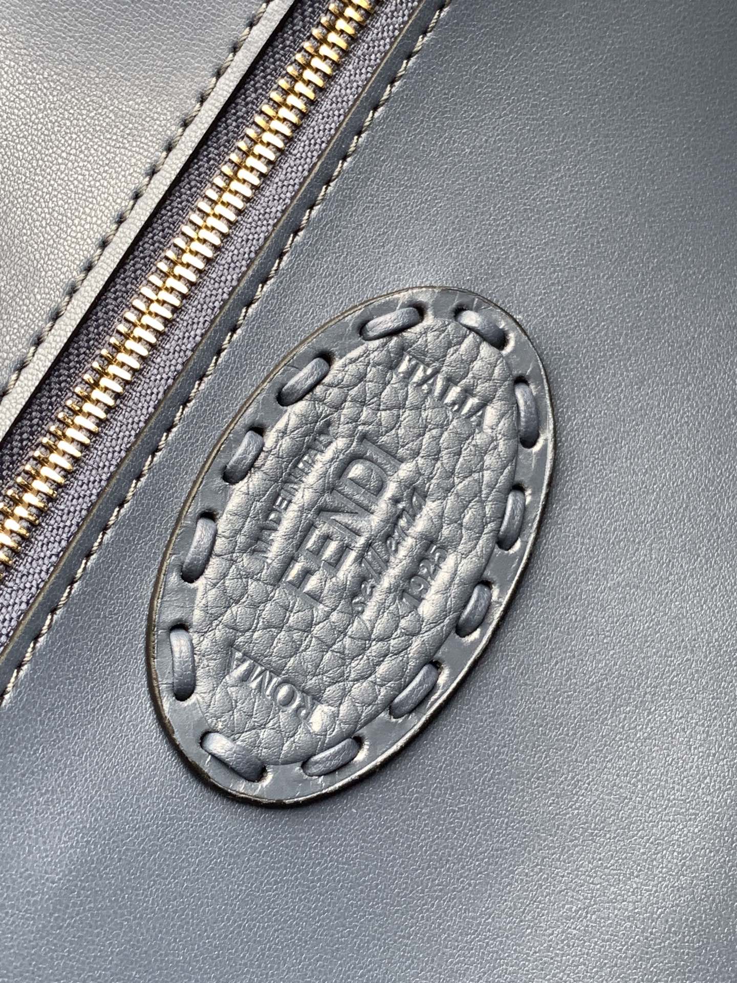 Sac Fend Baguette 27 en cuir de veau bleu GHW 
