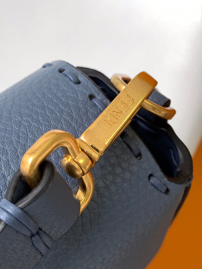 Sac Fend Baguette 27 en cuir de veau bleu GHW 