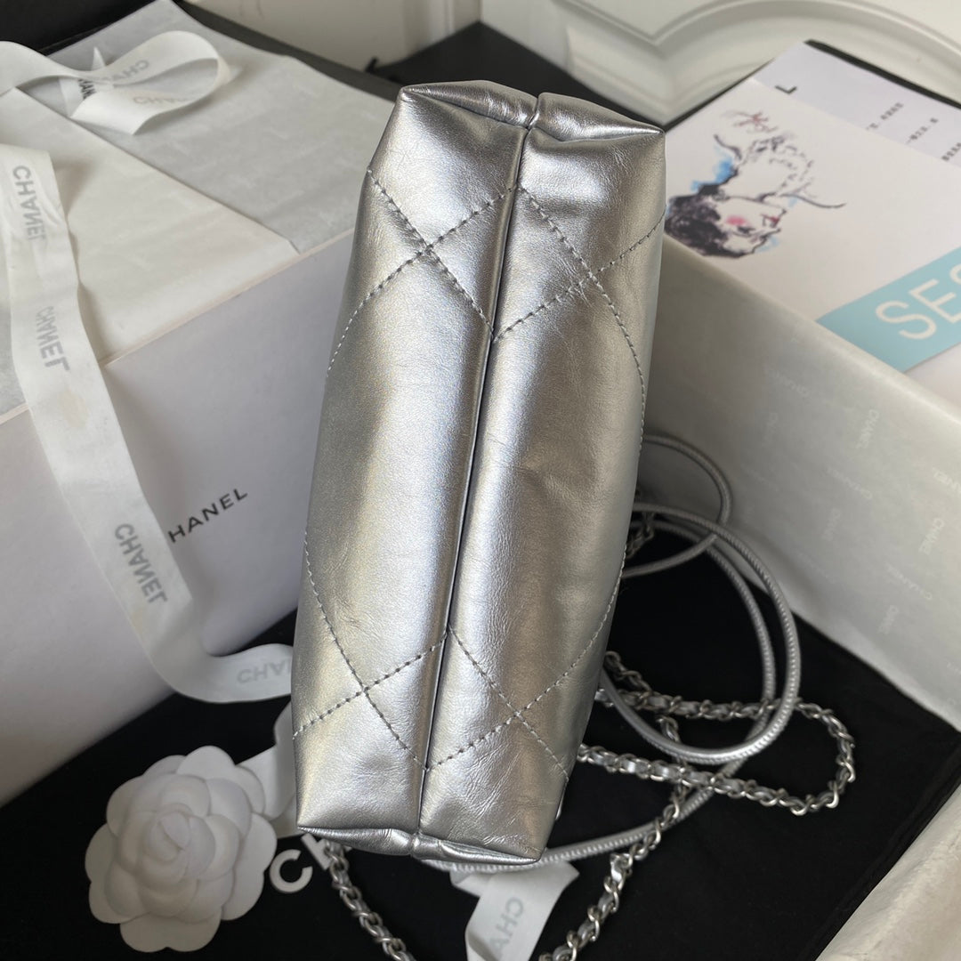 Sac Hobo CC 24S 22 20 cm en cuir d'agneau métallisé argenté