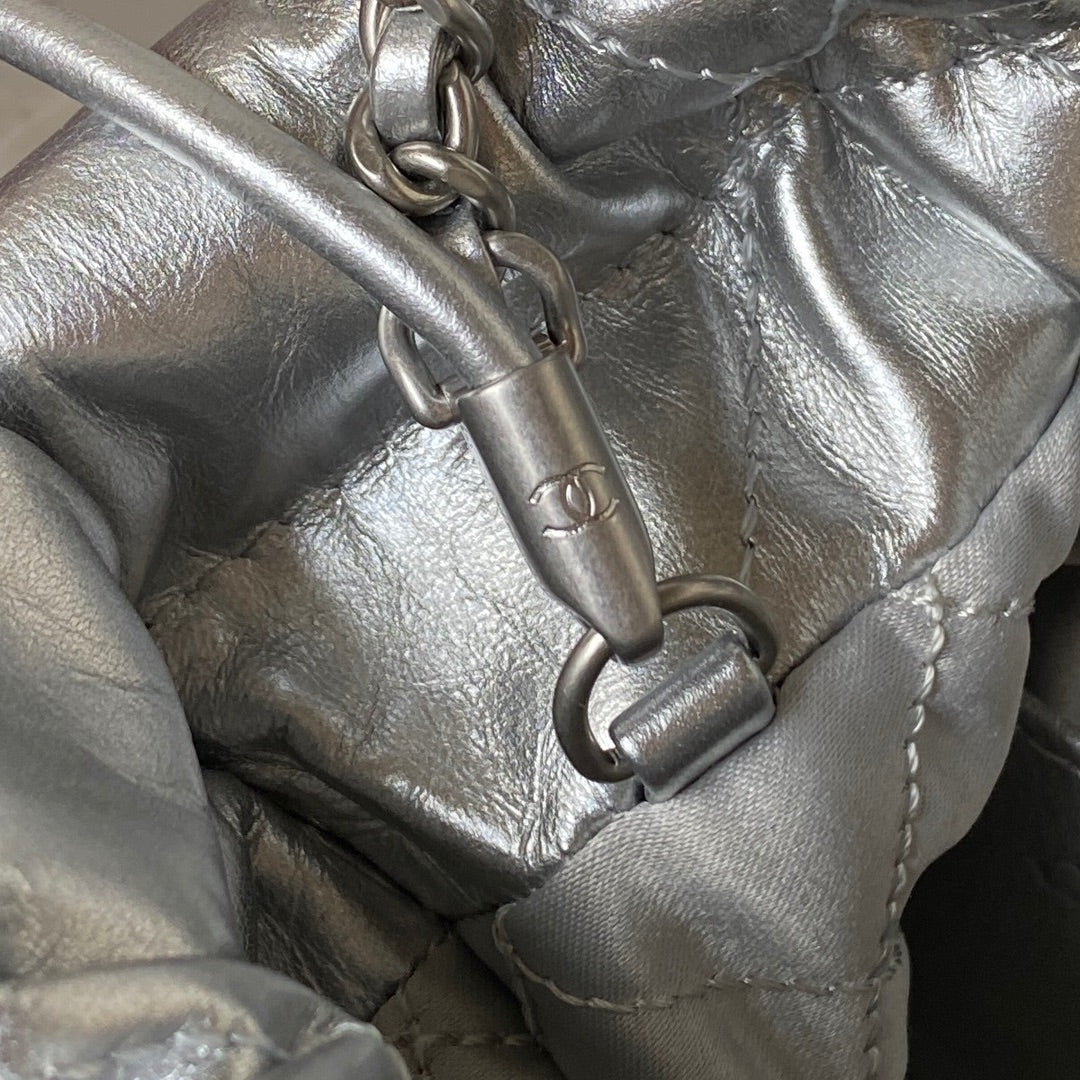 Sac Hobo CC 24S 22 20 cm en cuir d'agneau métallisé argenté