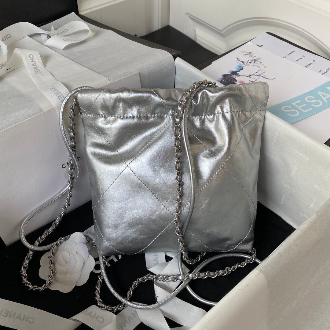 Sac Hobo CC 24S 22 20 cm en cuir d'agneau métallisé argenté