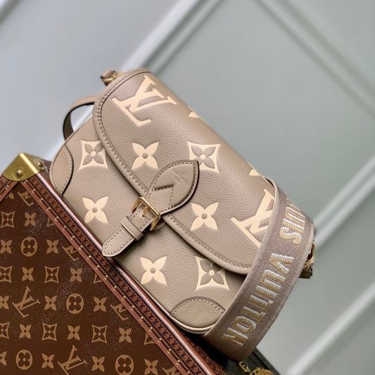 diane 24 cuir d'empreinte monogramme biorcolor crème tourterelle