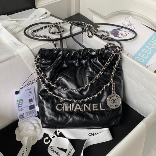 Sac Hobo CC 24S 22 20 cm en cuir d'agneau vieilli noir
