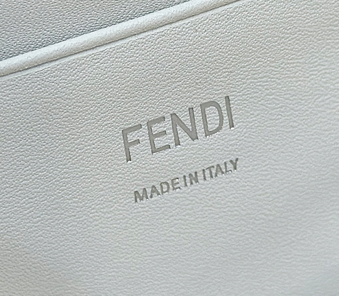 フェンディ 19 バゲットバッグ（ブラック×ホワイト キャンバス、ゴールド金具）