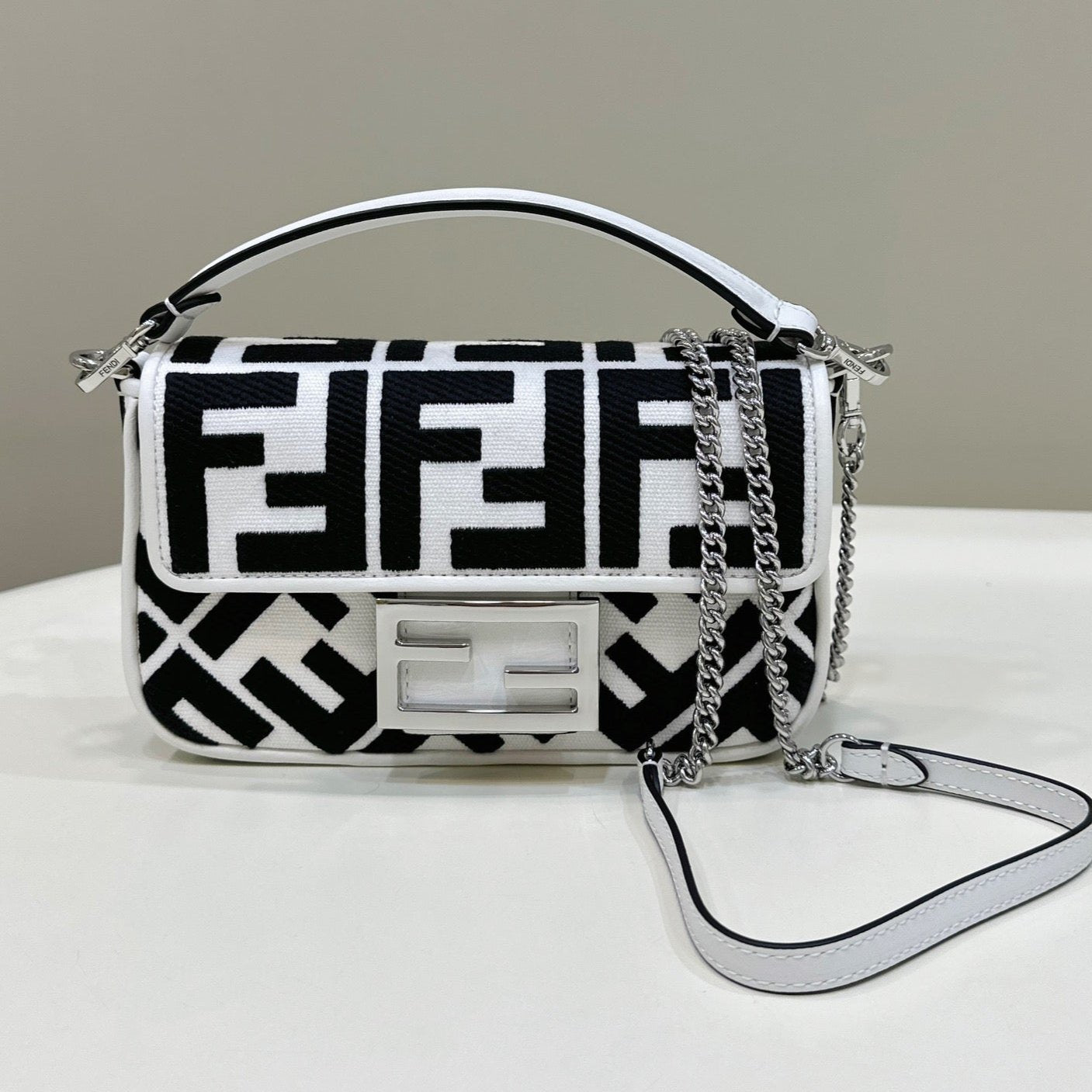 フェンディ 19 バゲットバッグ（ブラック×ホワイト キャンバス、ゴールド金具）