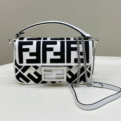 フェンディ 19 バゲットバッグ（ブラック×ホワイト キャンバス、ゴールド金具）