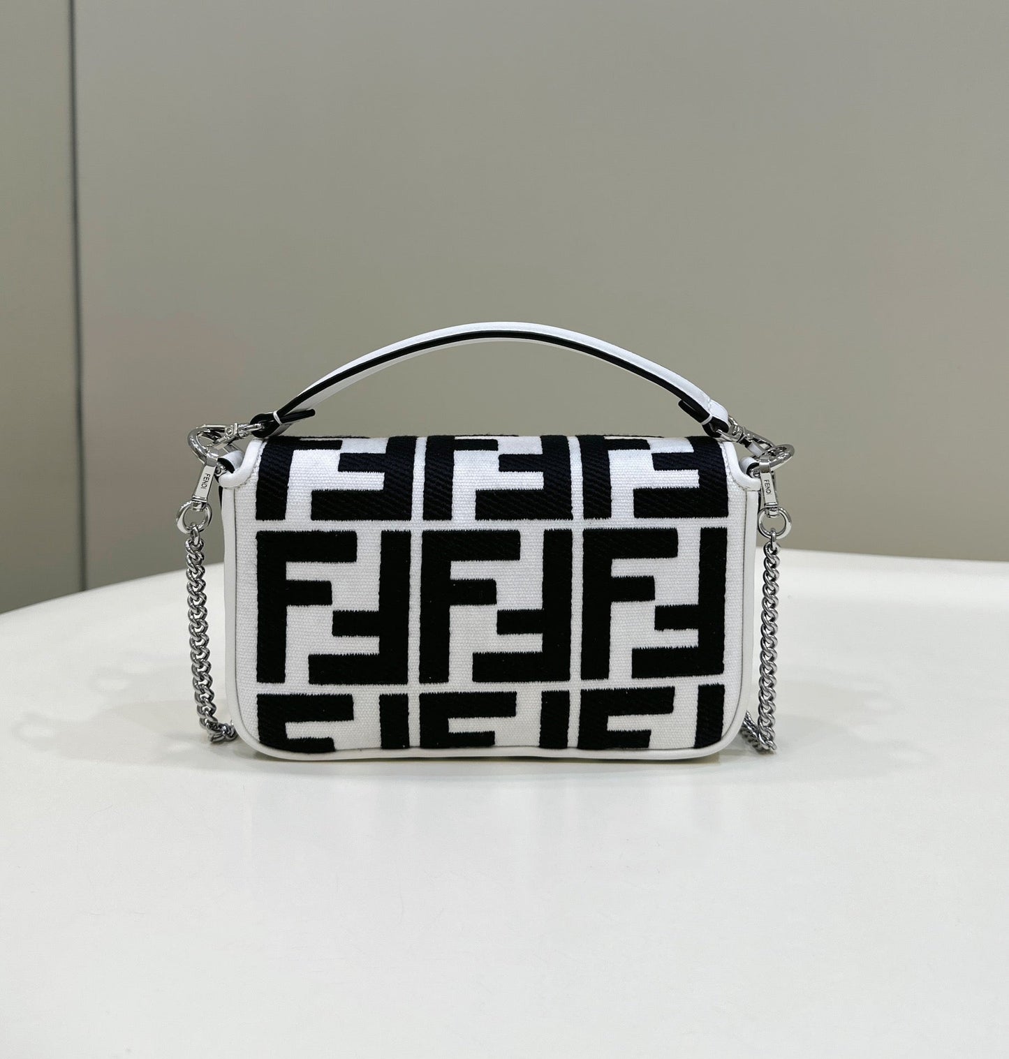 フェンディ 19 バゲットバッグ（ブラック×ホワイト キャンバス、ゴールド金具）