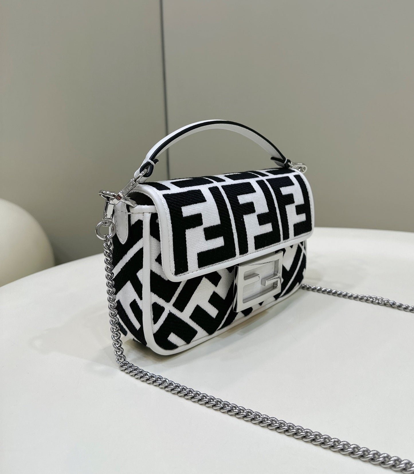 フェンディ 19 バゲットバッグ（ブラック×ホワイト キャンバス、ゴールド金具）