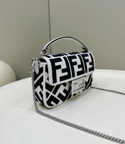 フェンディ 19 バゲットバッグ（ブラック×ホワイト キャンバス、ゴールド金具）