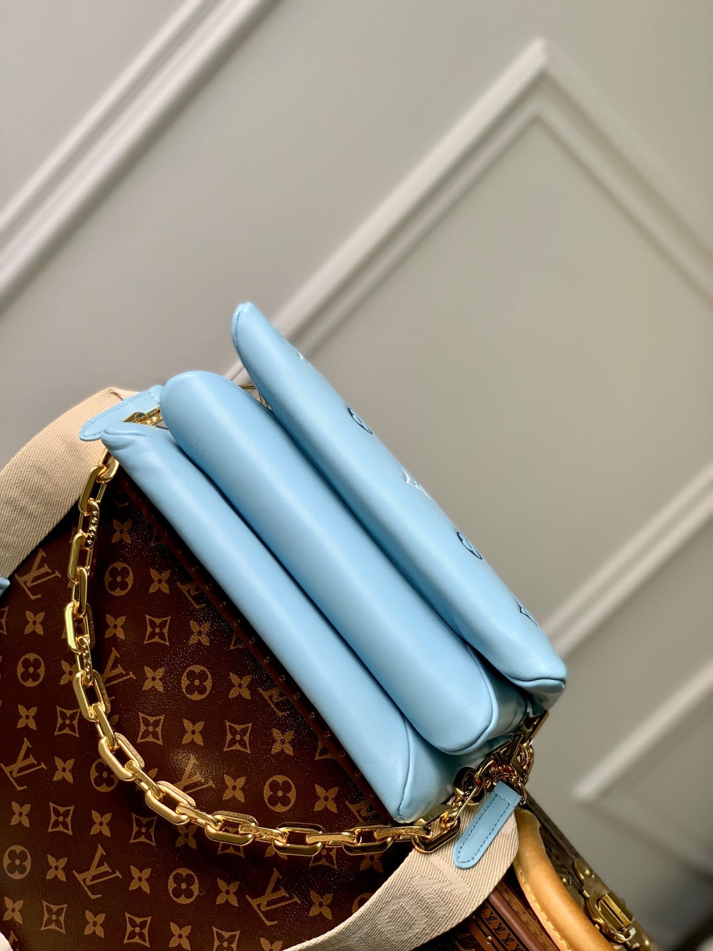 coussin pm 26cm cuir de veau empreinte monogram blanc bleu nuage 
