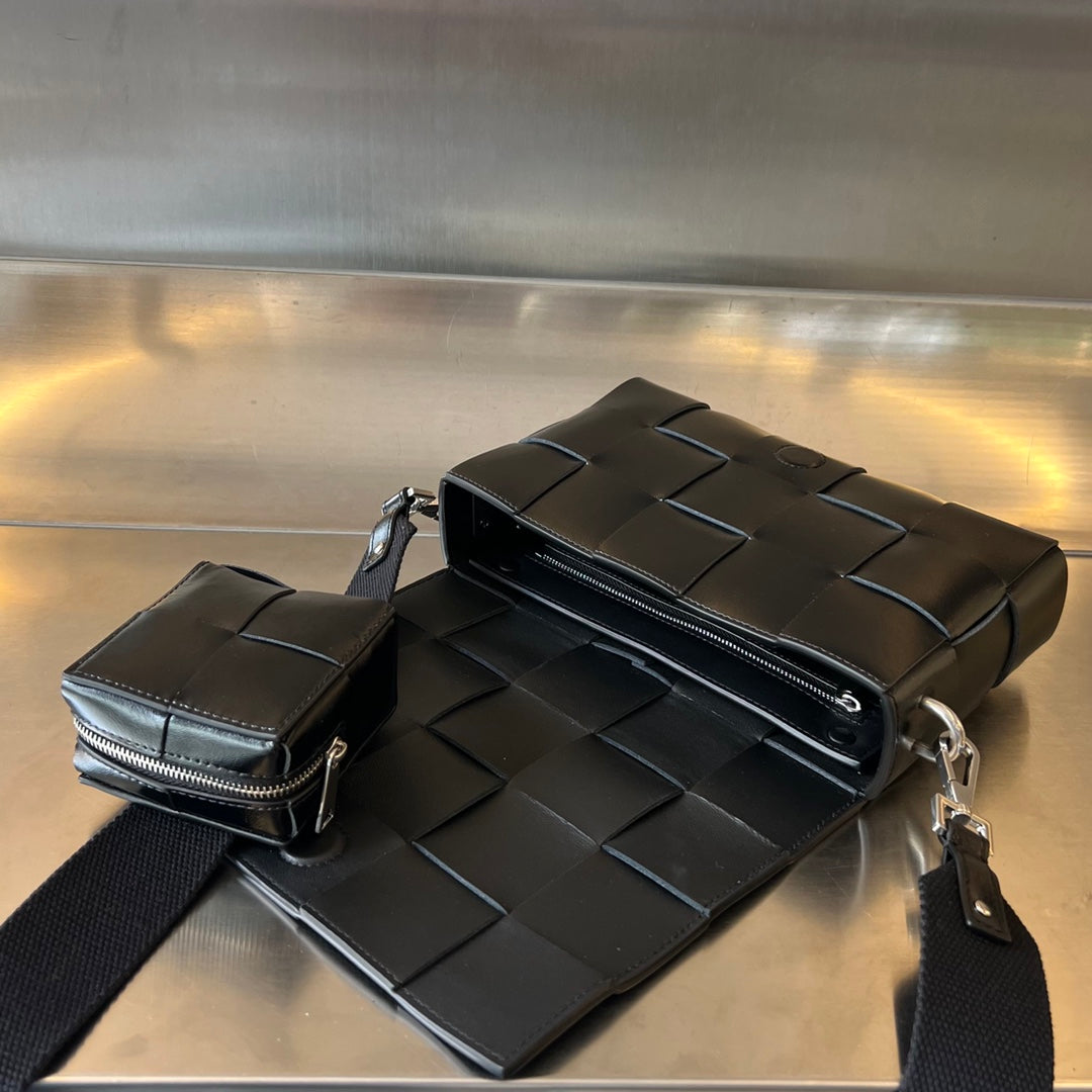 CASSETTE 23 EN CUIR DE VEAU NOIR AVEC BRACELET POLYVALENT