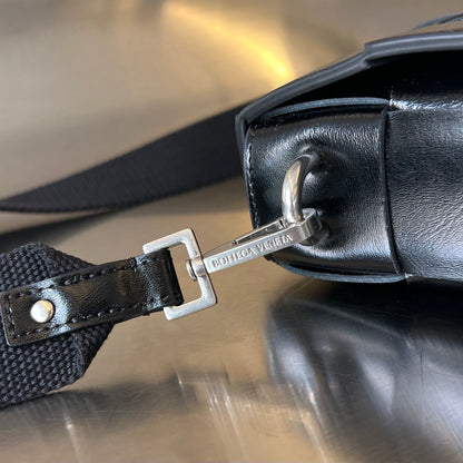 CASSETTE 23 EN CUIR DE VEAU NOIR AVEC BRACELET POLYVALENT
