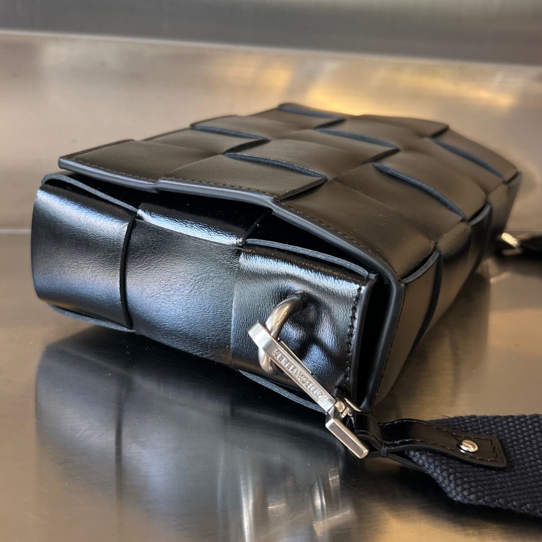 CASSETTE 23 EN CUIR DE VEAU NOIR AVEC BRACELET POLYVALENT