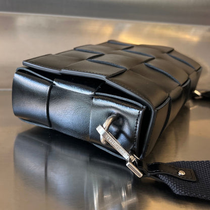 CASSETTE 23 EN CUIR DE VEAU NOIR AVEC BRACELET POLYVALENT