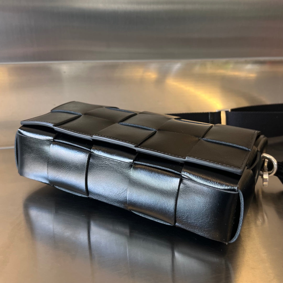 CASSETTE 23 EN CUIR DE VEAU NOIR AVEC BRACELET POLYVALENT