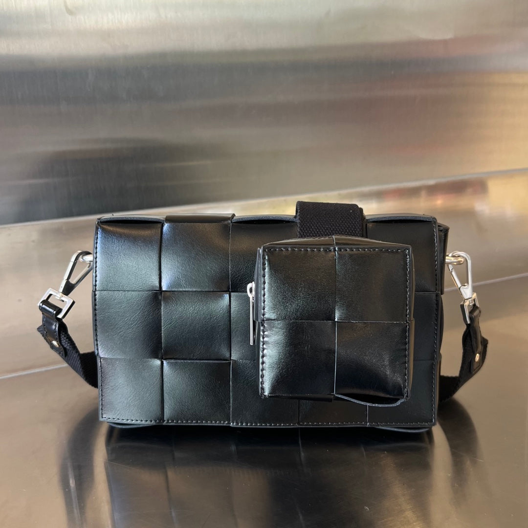 CASSETTE 23 EN CUIR DE VEAU NOIR AVEC BRACELET POLYVALENT