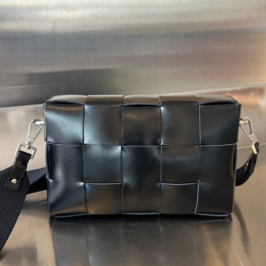 CASSETTE 23 EN CUIR DE VEAU NOIR AVEC BRACELET POLYVALENT