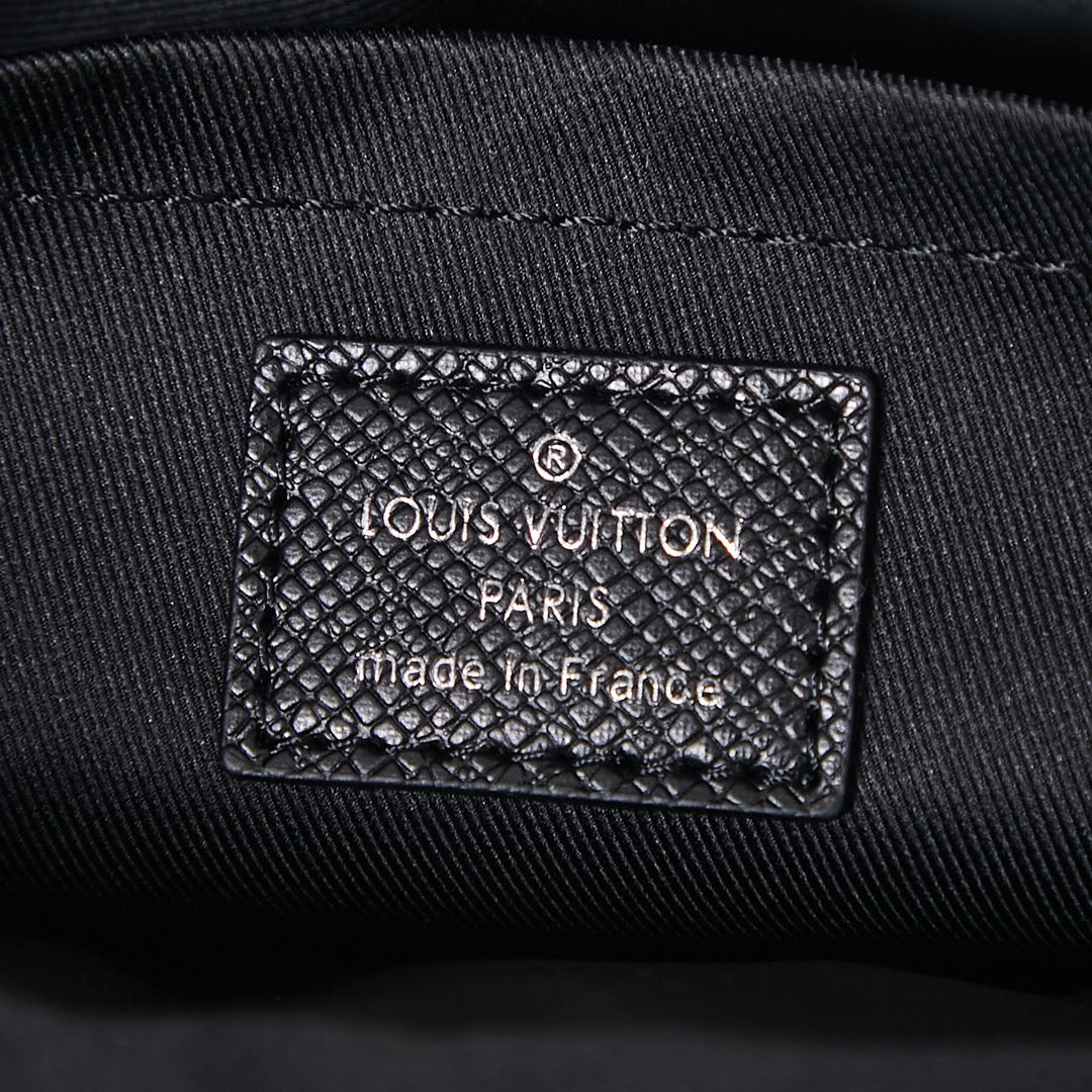 Sac messager d'extérieur 26 pouces en cuir Taiga noir mélangé et toile Monogram Eclipse