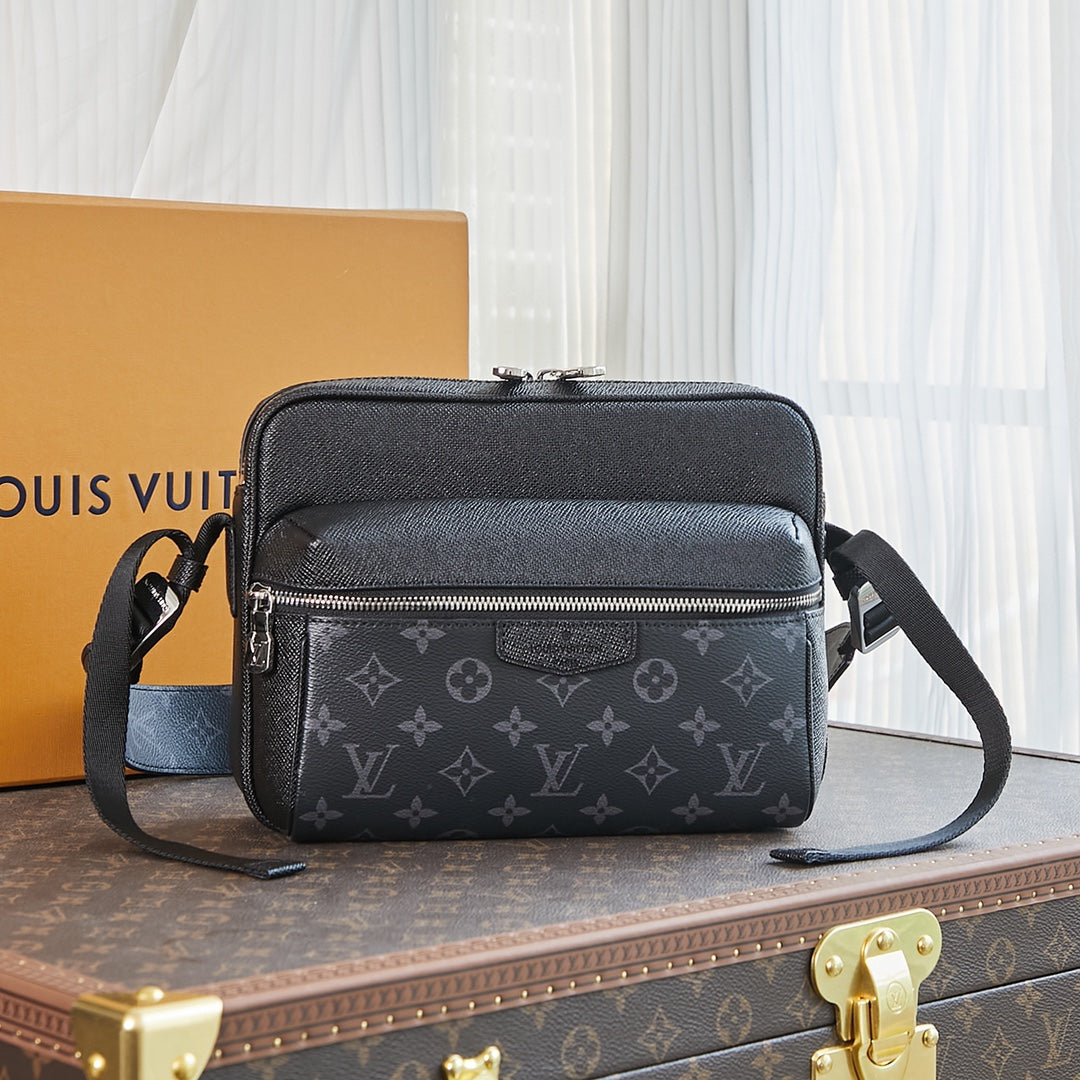 Sac messager d'extérieur 26 pouces en cuir Taiga noir mélangé et toile Monogram Eclipse