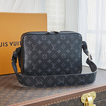 Sac messager d'extérieur 26 pouces en cuir Taiga noir mélangé et toile Monogram Eclipse