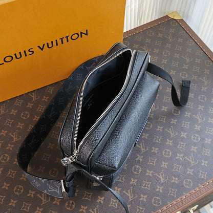 Sac messager d'extérieur 26 pouces en cuir Taiga noir mélangé et toile Monogram Eclipse
