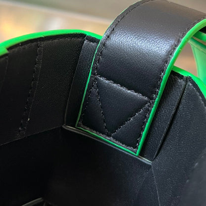 SAC POUR TÉLÉPHONE 18 EN CUIR D'AGNEAU PERRUCHE