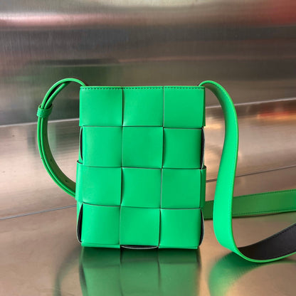 SAC POUR TÉLÉPHONE 18 EN CUIR D'AGNEAU PERRUCHE