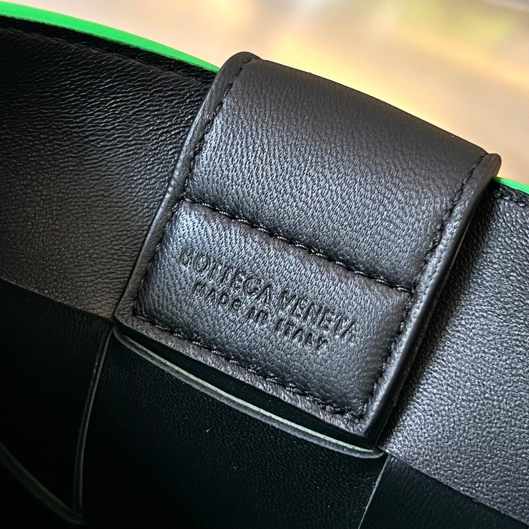 SAC POUR TÉLÉPHONE 18 EN CUIR D'AGNEAU PERRUCHE