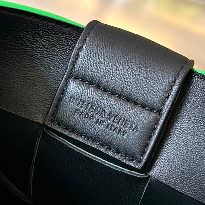 SAC POUR TÉLÉPHONE 18 EN CUIR D'AGNEAU PERRUCHE