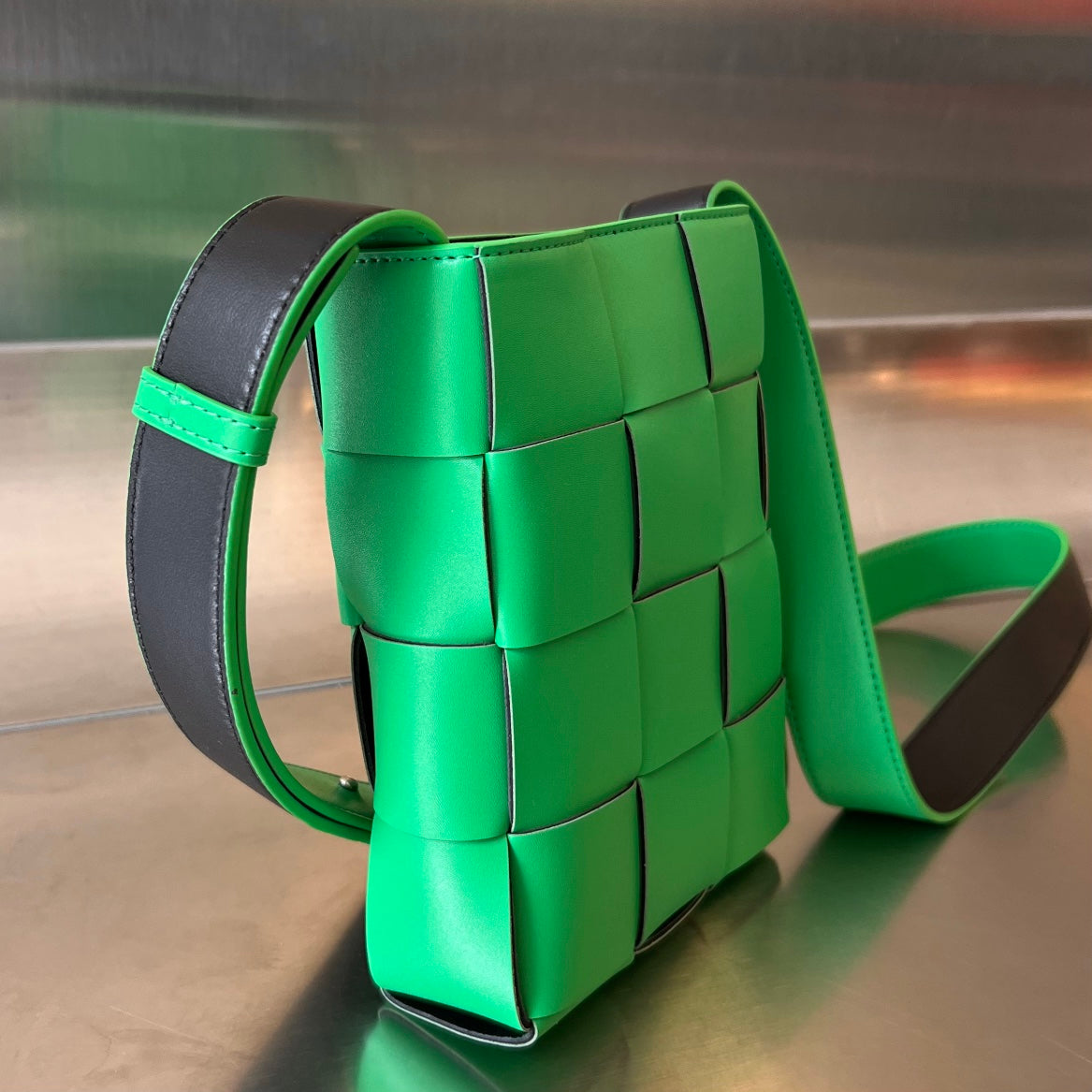 SAC POUR TÉLÉPHONE 18 EN CUIR D'AGNEAU PERRUCHE