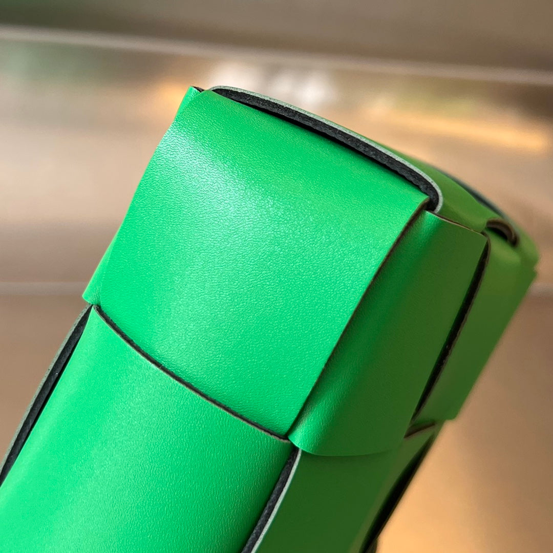 SAC POUR TÉLÉPHONE 18 EN CUIR D'AGNEAU PERRUCHE