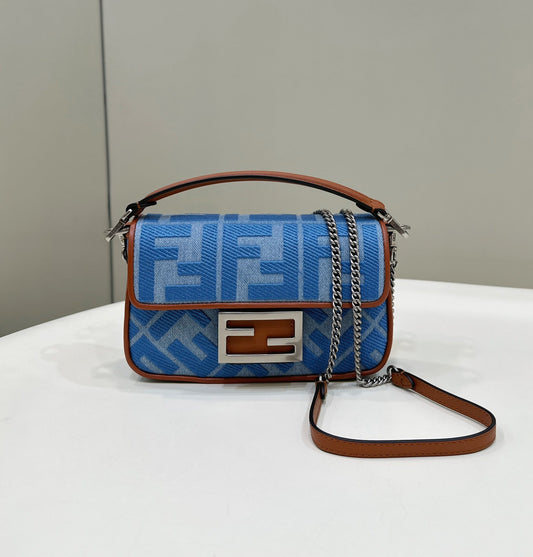 フェンディ 19 バゲットバッグ（ライトブルーキャンバス、シルバー金具付き）