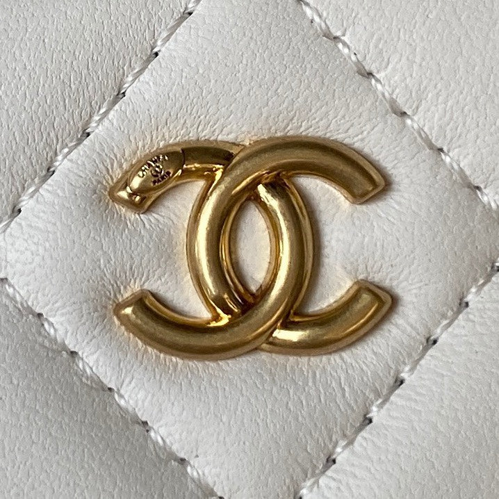 PETITE TROUSSE DE VANITY 17 EN CUIR DE VEAU BLANC QUINCAILLERIE DORÉE