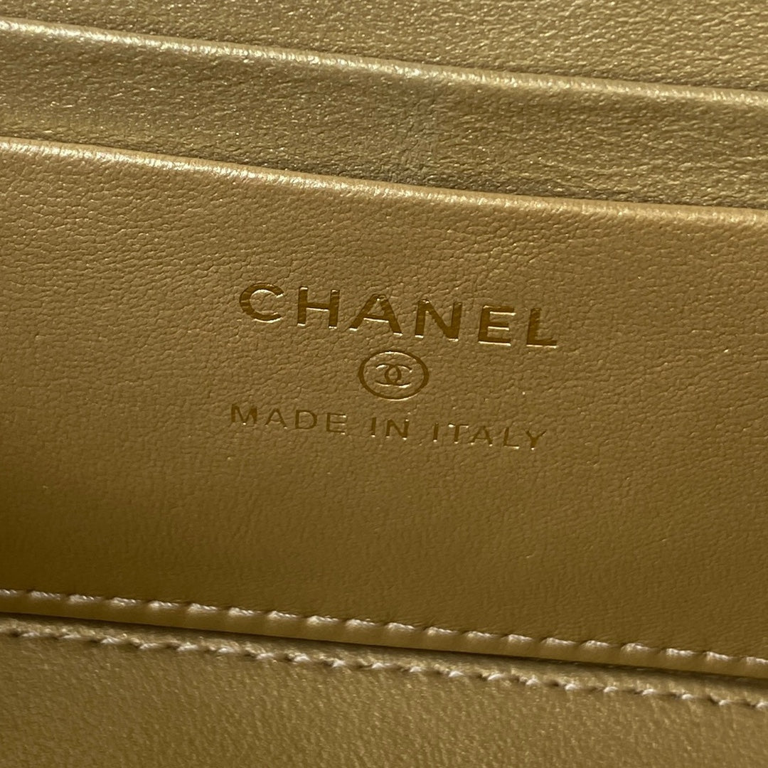 PETITE TROUSSE DE VANITY 17 EN CUIR DE VEAU BLANC QUINCAILLERIE DORÉE