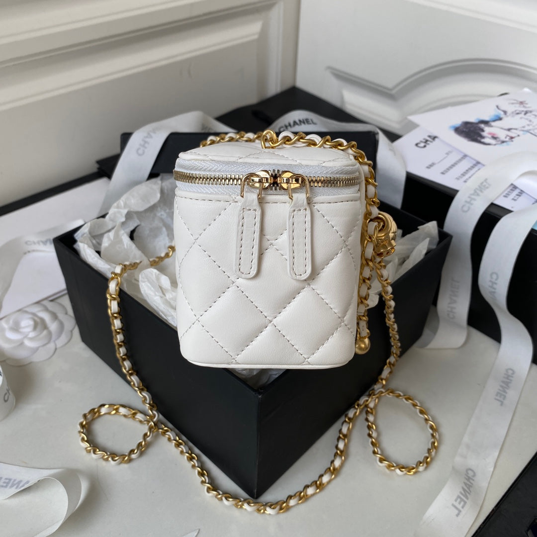 PETITE TROUSSE DE VANITY 17 EN CUIR DE VEAU BLANC QUINCAILLERIE DORÉE