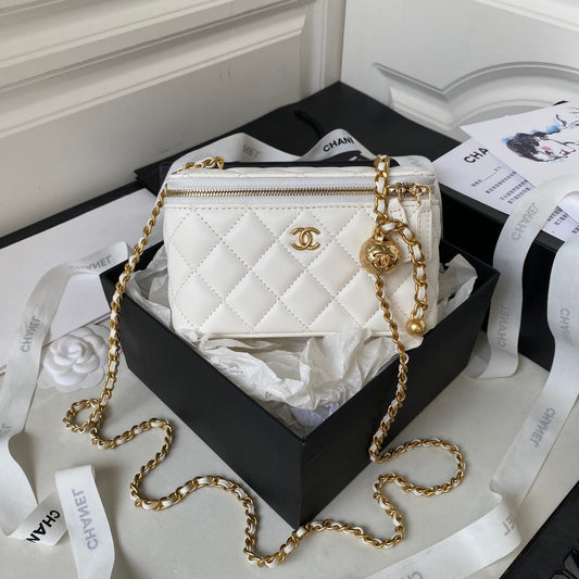 PETITE TROUSSE DE VANITY 17 EN CUIR DE VEAU BLANC QUINCAILLERIE DORÉE