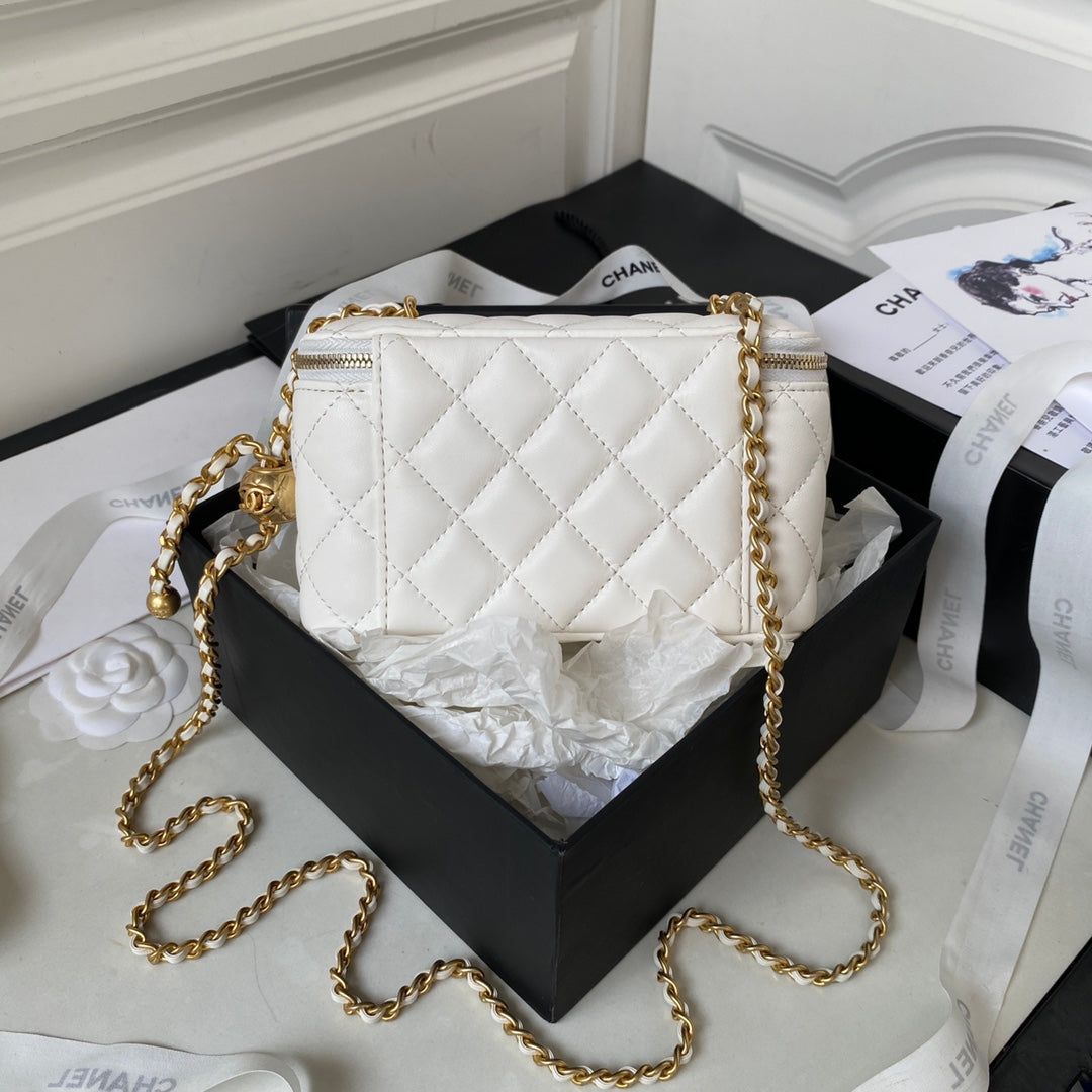 PETITE TROUSSE DE VANITY 17 EN CUIR DE VEAU BLANC QUINCAILLERIE DORÉE