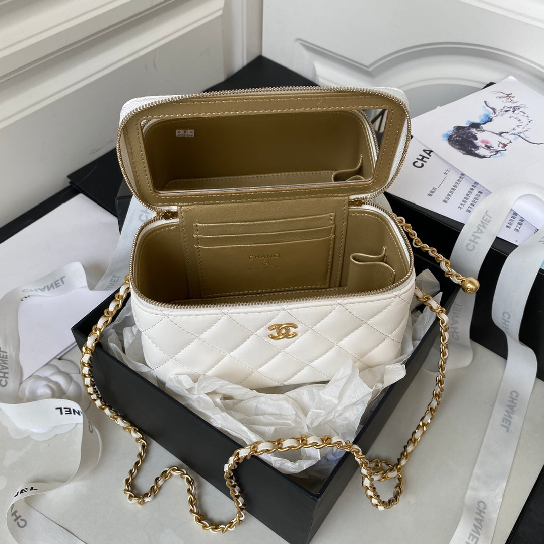 PETITE TROUSSE DE VANITY 17 EN CUIR DE VEAU BLANC QUINCAILLERIE DORÉE