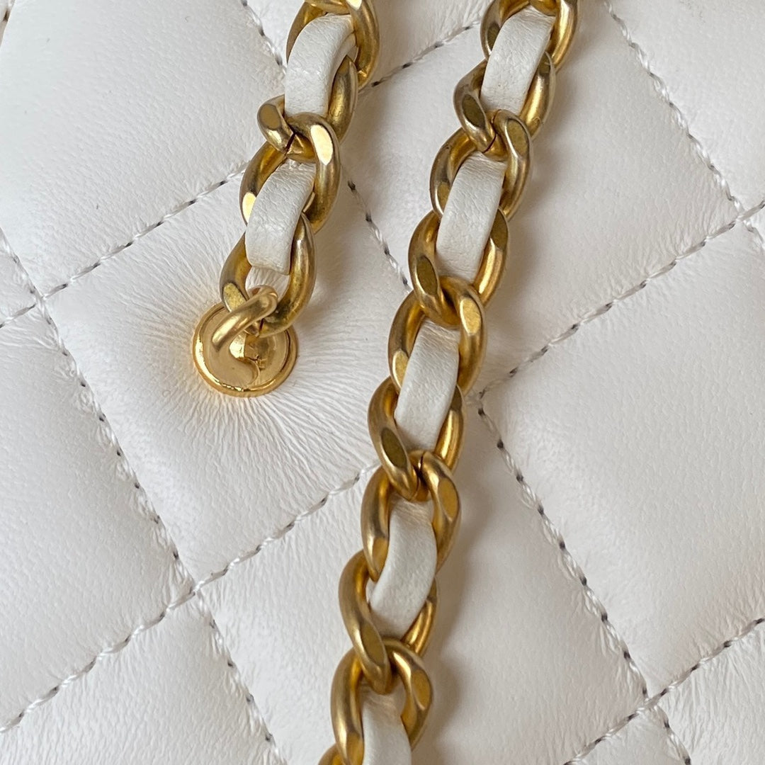 PETITE TROUSSE DE VANITY 17 EN CUIR DE VEAU BLANC QUINCAILLERIE DORÉE