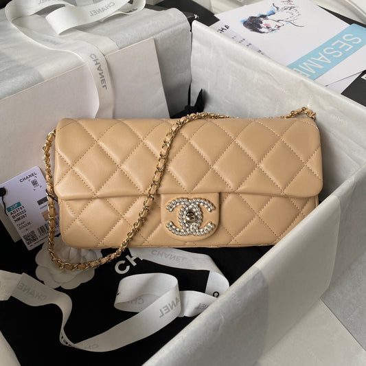 Pochette CC 26 avec chaîne en cuir de veau beige foncé