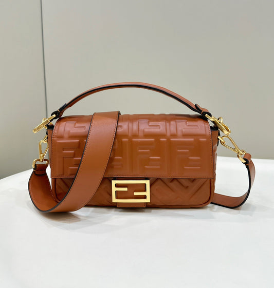 Baguette 27 cm en cuir d'agneau marron avec accessoires dorés