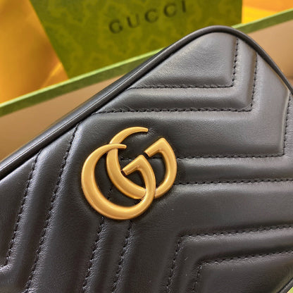 GG MINI 18 MARMONT MATELASSÉ EN CUIR DE VEAU NOIR AVEC LOGO DORÉ