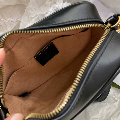 GG MINI 18 MARMONT MATELASSÉ EN CUIR DE VEAU NOIR AVEC LOGO DORÉ