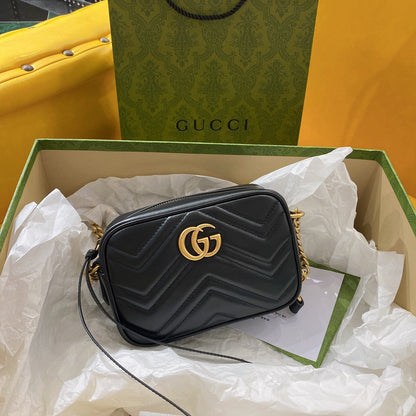 GG MINI 18 MARMONT MATELASSÉ EN CUIR DE VEAU NOIR AVEC LOGO DORÉ